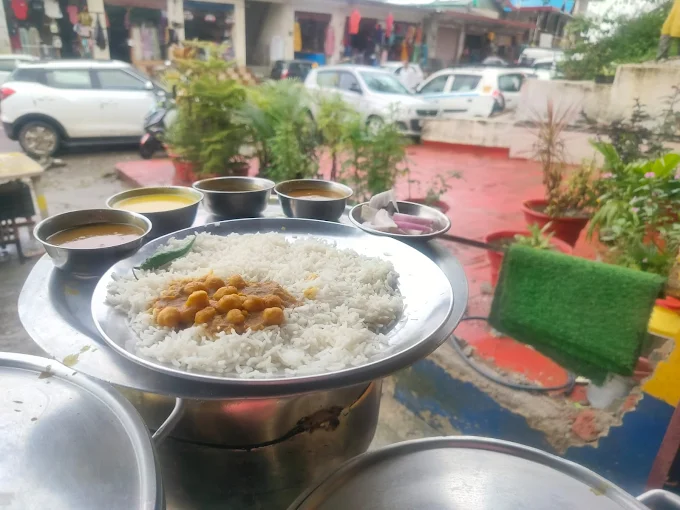 Taazi veg thali — chawal, kadhi, dal aur sabzi